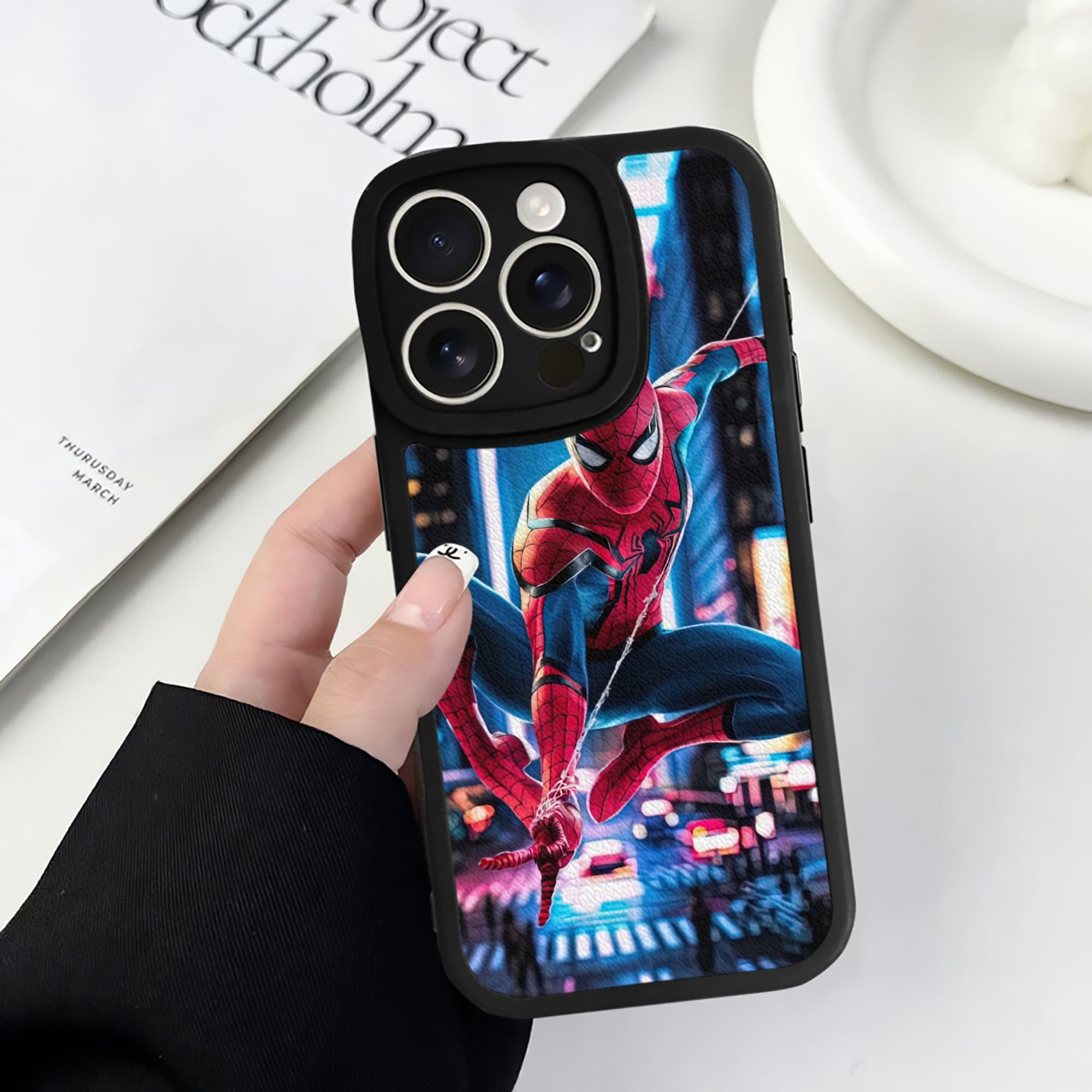 Spider Man スパイダーマン 【iPhone 16シリーズ対応】シリコンスマホケース（レザー調） 材質：シリコン